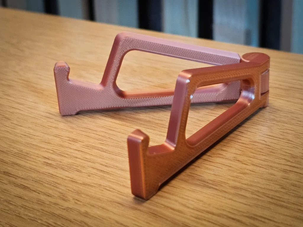Fold · mobilholder. Kildeudgiverens foto af modellen Foldable phone holder/stand print in place; original farve. Foto: Figura3D.
