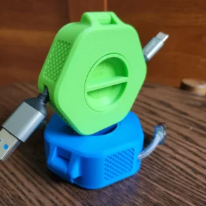 Rul · kabelopruller. Kildeudgiverens foto af modellen Portable Cable Organizer / Winder; original farve. Foto: squinn.