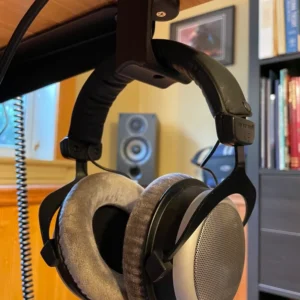Lyt · hovedtelefonophæng. Kildeudgiverens foto af modellen Under-desk headphone hanger; original farve. Foto: Schrockwell.