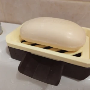Rende · sæbeskål. Kildeudgiverens foto af modellen Soap Dish with a drain channel (keep your soap DRY); original farve. Foto: Kostya Smith.