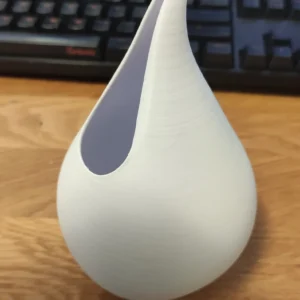 Dråbe · vandkande. Kildeudgiverens foto af modellen Teardrop Watering Can; original farve. Foto: ryzwick.
