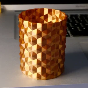 Hex · geometrisk vase. Kildeudgiverens foto af modellen Hex surface vase (spiral print); original farve. Foto: DrLex.