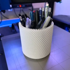 Sno · pennekop. Kildeudgiverens foto af modellen Tactile Spiral Vase Pen Cup; original farve. Foto: DonaldSayers.