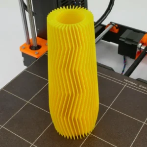 Bølge · slank vase. Kildeudgiverens foto af modellen VASE; original farve. Foto: Prusa Research.