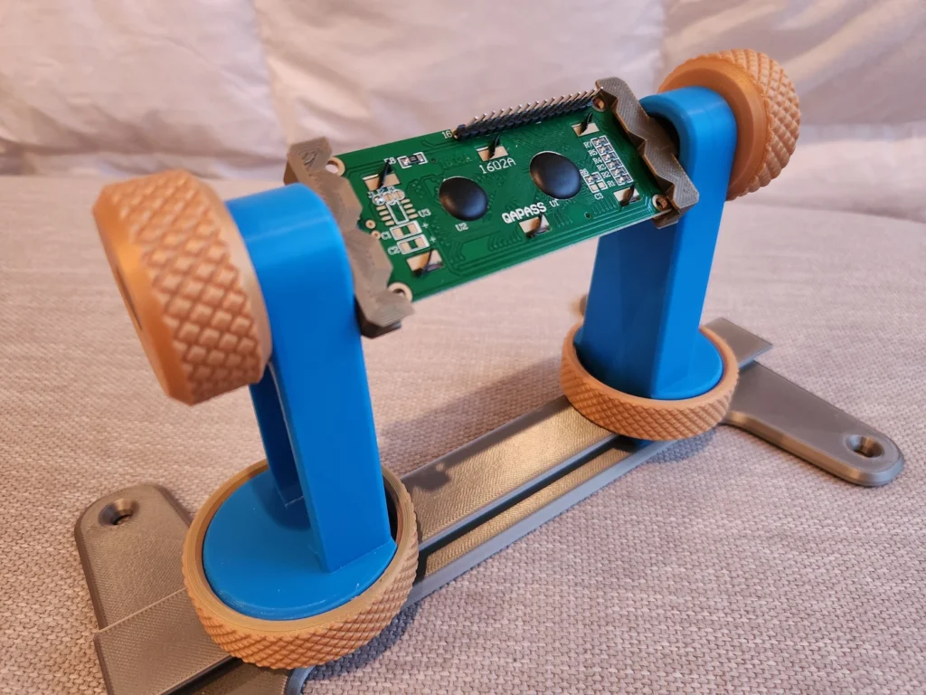 Præcis · printpladeholder. Kildeudgiverens foto af modellen Adjustable PCB Holder Tool; original farve. Foto: squinn.