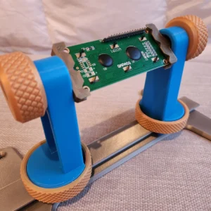 Præcis · printpladeholder. Kildeudgiverens foto af modellen Adjustable PCB Holder Tool; original farve. Foto: squinn.