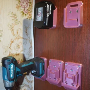 Makita · værktøjsophæng. Kildeudgiverens foto af modellen Makita Wall Mounts / Holders for Battery and Tools (18V/14.4V LXT); original farve. Foto: Alex.