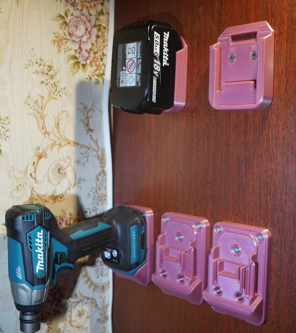 Makita · værktøjsophæng. Kildeudgiverens foto af modellen Makita Wall Mounts / Holders for Battery and Tools (18V/14.4V LXT); original farve. Foto: Alex.