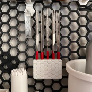 Orden · filholder til HSW. Kildeudgiverens foto af modellen File or Small Tool Holder for Honeycomb Wall Storage; original farve. Foto: Barcode3D.