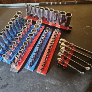 Spor · topnøgleholder. Kildeudgiverens foto af modellen TrackTwist socket holder organizer 3/4" 1/2" 3/8" 1/4" drive SAE METRIC gridfinity V2 Wrench and tool organizer; original farve. Foto: AutoCode3D.
