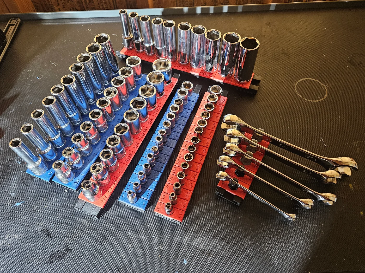 Spor · topnøgleholder. Kildeudgiverens foto af modellen TrackTwist socket holder organizer 3/4" 1/2" 3/8" 1/4" drive SAE METRIC gridfinity V2 Wrench and tool organizer; original farve. Foto: AutoCode3D.