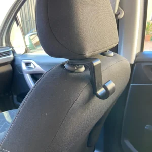 Hæng · krog til nakkestøtte. Kildeudgiverens foto af modellen Car Seat Headrest Hook; original farve. Foto: M 3D.