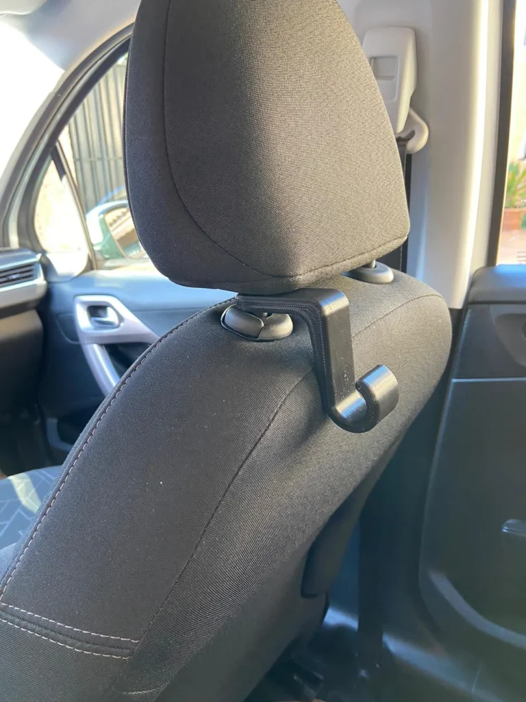 Hæng · krog til nakkestøtte. Kildeudgiverens foto af modellen Car Seat Headrest Hook; original farve. Foto: M 3D.