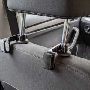 Pose · affaldsposeholder til bil. Kildeudgiverens foto af modellen Trash Hook for car seat; original farve. Foto: Andun_HH.