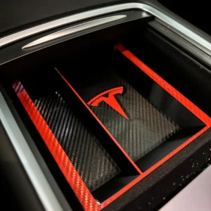 Konsol · bakke til Tesla 3/Y. Kildeudgiverens foto af modellen Tesla 3 / Y Console Tray from 2021 models onwards / Konsole Ablagefach ab Modelljahr 2021; original farve. Foto: Sebastian Bank.