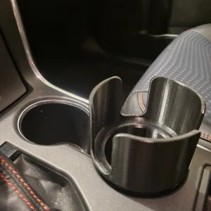 Flaske · adapter til kopholder. Kildeudgiverens foto af modellen Car Cup Holder Bottle Adapter (Nalgene, Yeti Rambler); original farve. Foto: roblpetty.