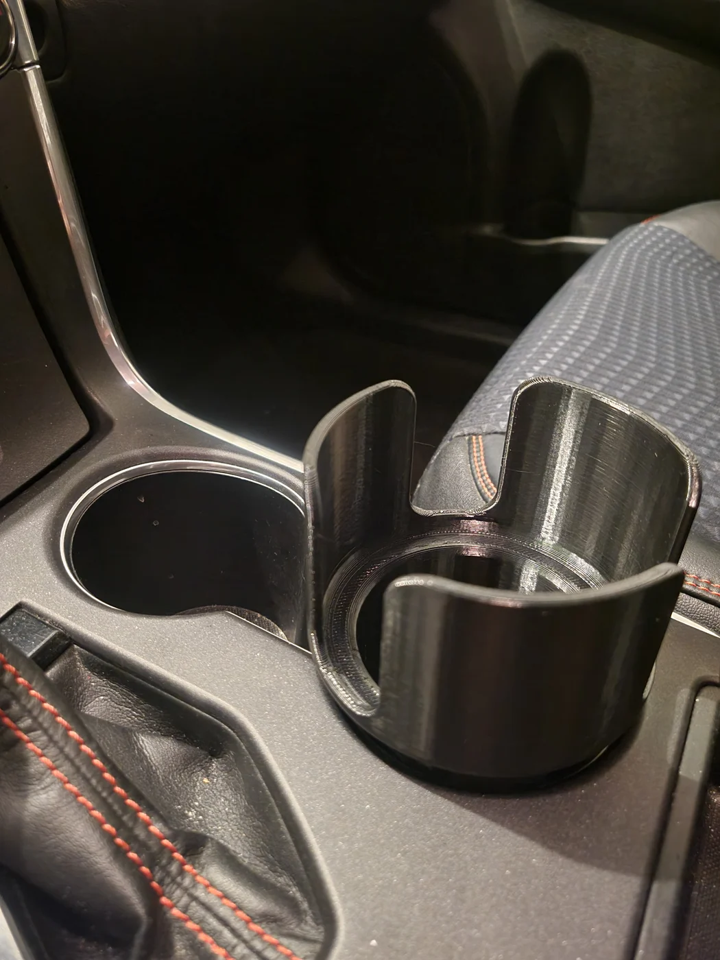 Flaske · adapter til kopholder. Kildeudgiverens foto af modellen Car Cup Holder Bottle Adapter (Nalgene, Yeti Rambler); original farve. Foto: roblpetty.